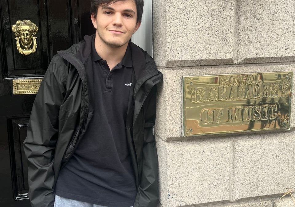 Admitido en Royal Irish Academy of Music chelista egresado del Conservatorio de Música de Carabobo