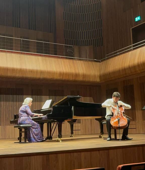 Violonchelista valenciano Andrés Vaccaro gana el Concurso Maura Dowdall 2024